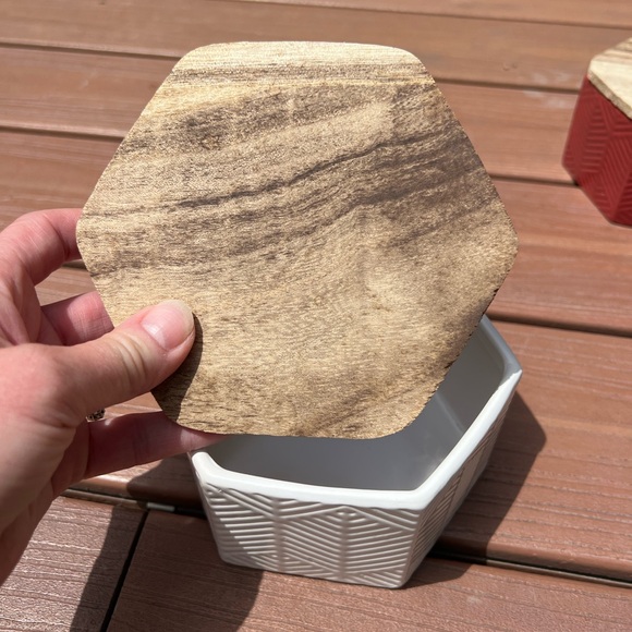 Set of two ceramic hexagon storage containers with wood lids with gasket - Picture 4 of 16